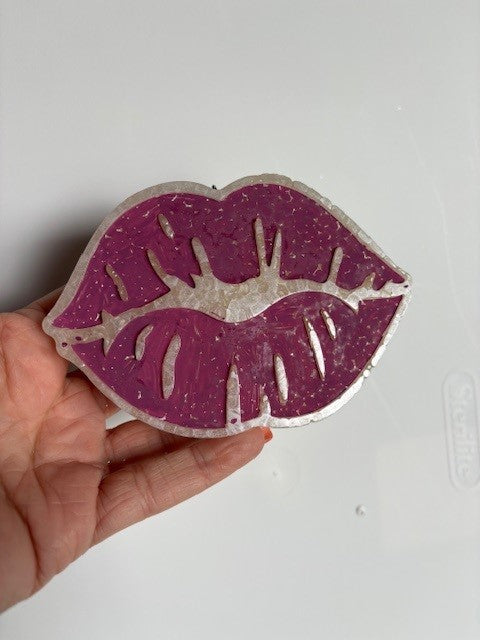 Freshie-Lips-Magenta & White